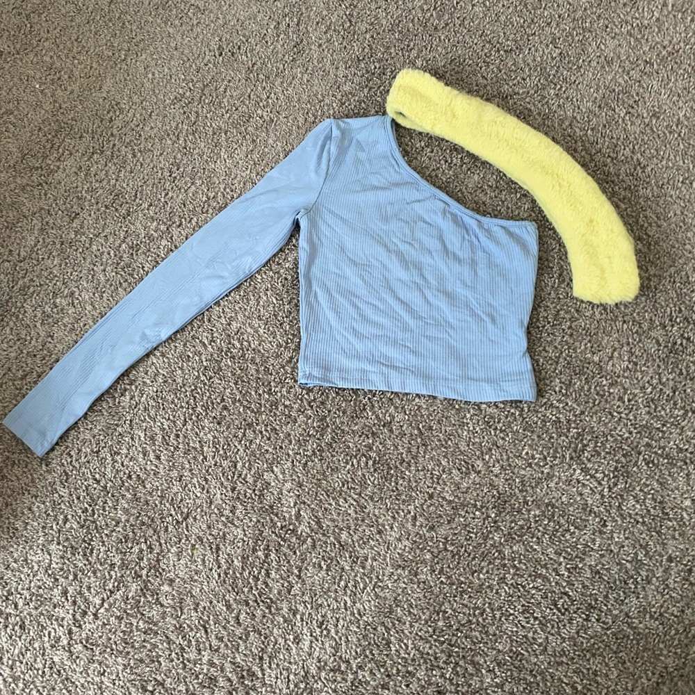 Half shoulder top with removable fur